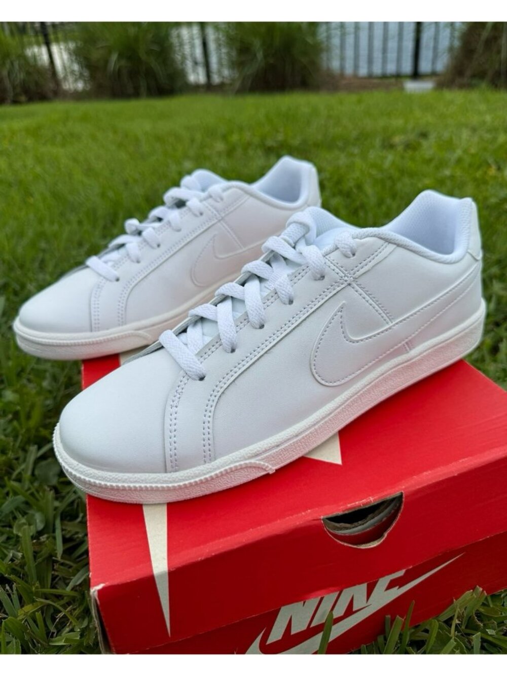 9.5 WOMEN'S Nike Blazer Low Court royale triple white 749867-105 sneakers